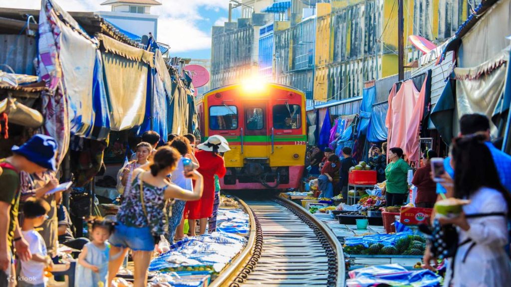 Amara Bangkok - The Chaophraya Cruise - Unravel Travel TV