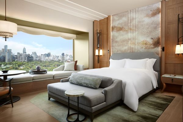 Dusit Thani Bangkok - Unravel Travel TV
