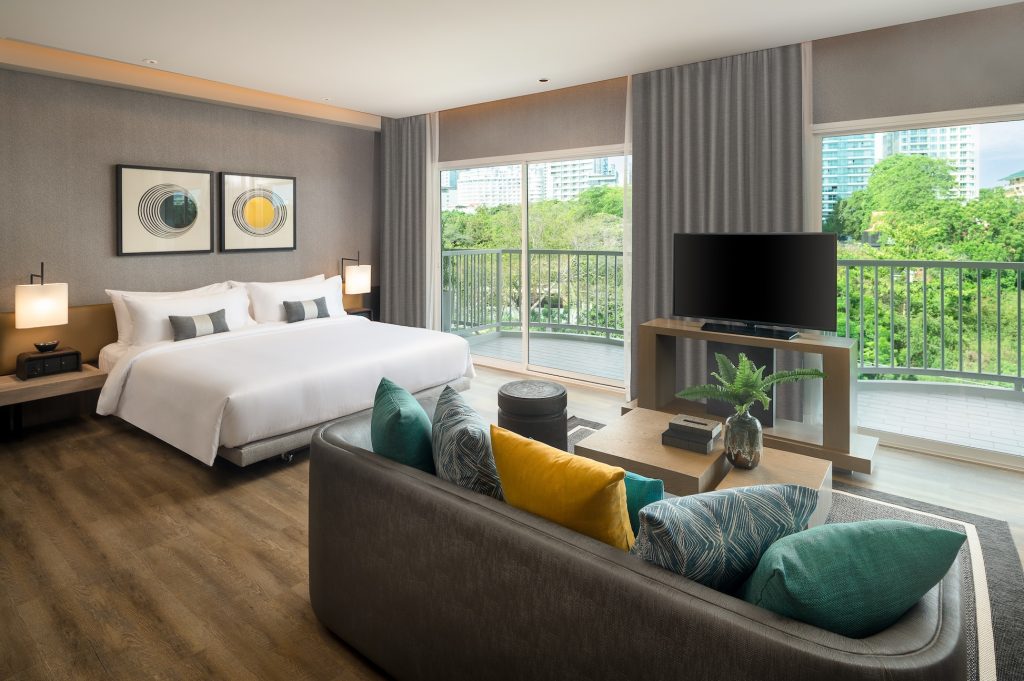 Cross Pattaya Pratamank Hotel, Elite Suite - Unravel Travel TV